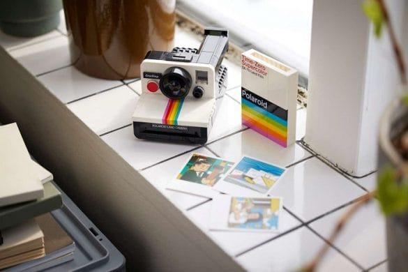 Cámara de fotografía de LEGO y Polaroid en mesa