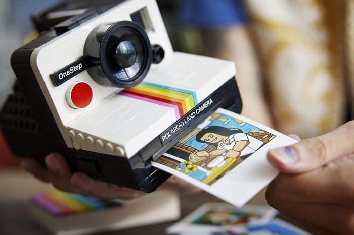 Persona sacando una foto de la cámara Polaroid de LEGO