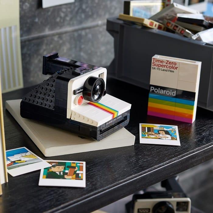 Cámara fotográfica de LEGO y unas fotografías de Polaroid