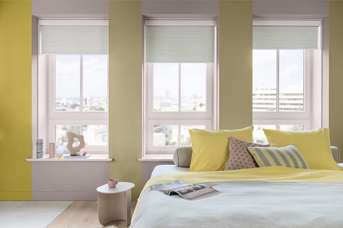 Habitación con cama y pared en color amarillo