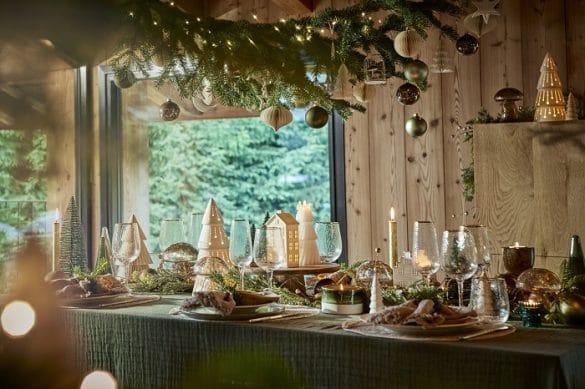 Mesa con una decoración navideña al estilo nórdico