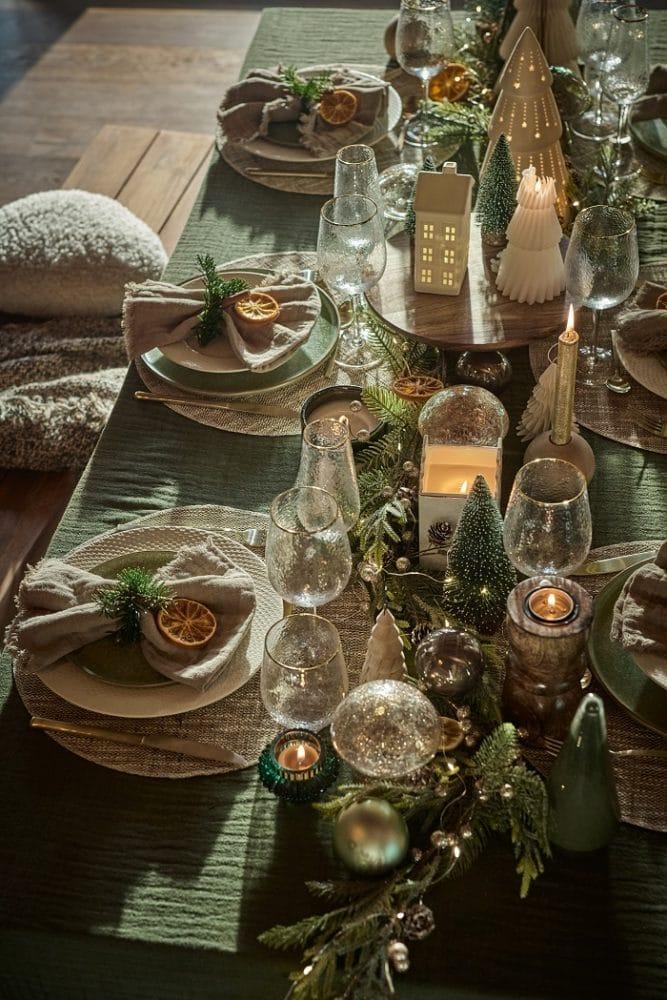 Mesa con decoración de Navidad al estilo nórdico