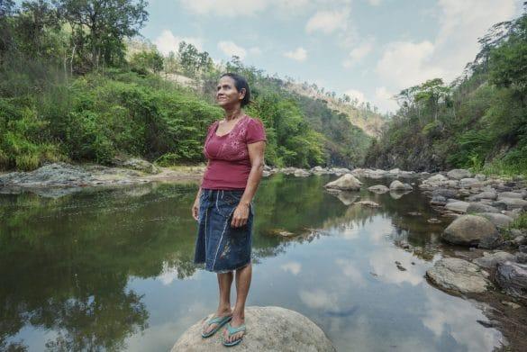 Mujer de Honduras en un lago de Honduras