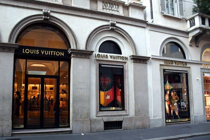 Fachada de la tienda de la marca de lujo Louis Vuitton en Milán