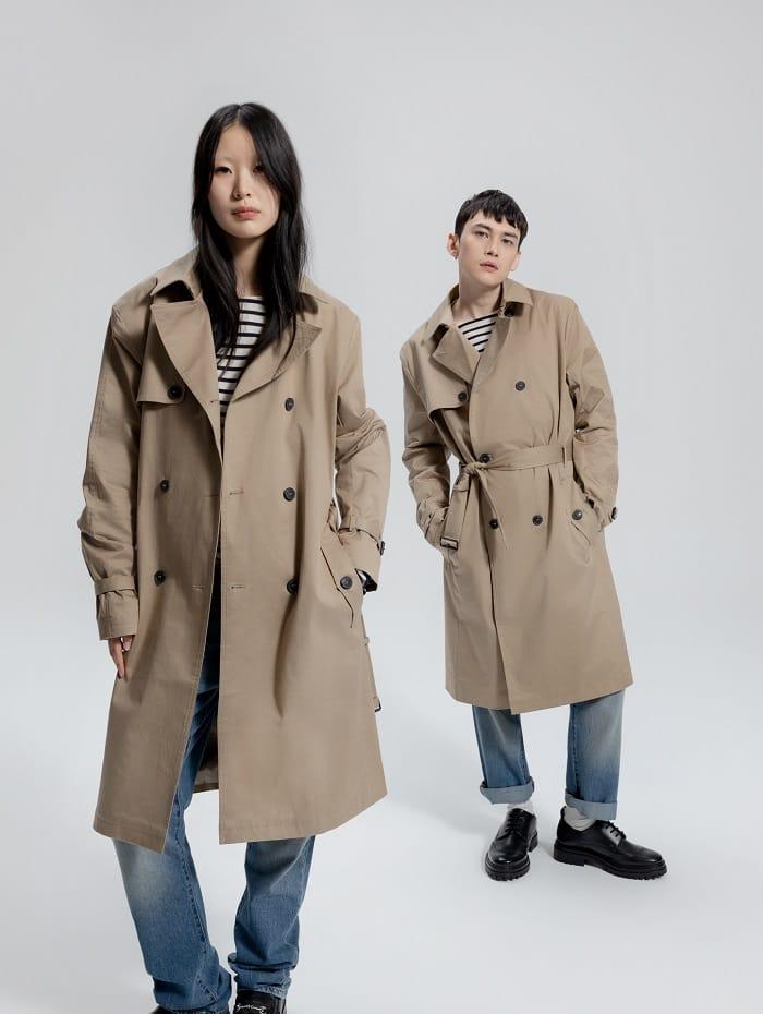 Dos modelos con un abrigo beige de ikks