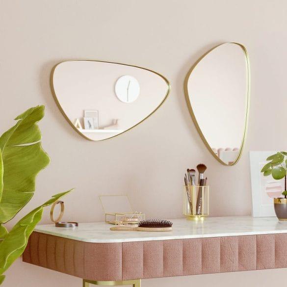 Dos espejos encima de un tocador rosa