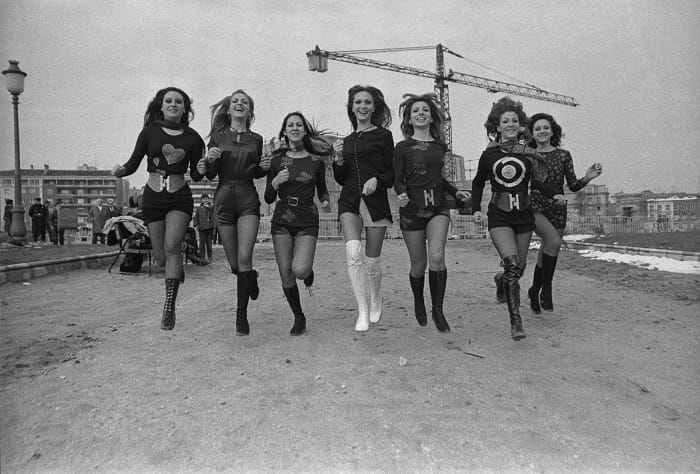Fotografía en blanco y negro de siete chicas de los 70 corriendo hacia la cámara
