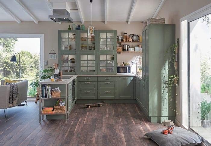 Cocina con muebles en color verde
