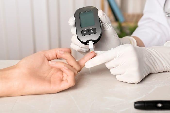 Máquina para pinchar el dedo para sacar sangre y ver la diabetes