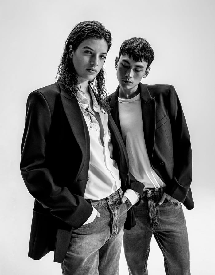 Dos modelos con blazer negra y camisa ikks