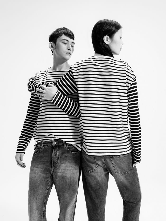 Dos modelos agarrados con una camiseta de rayas