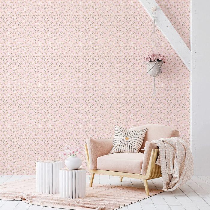 Habitación con un papel pintado rosa de flores estilo coquette