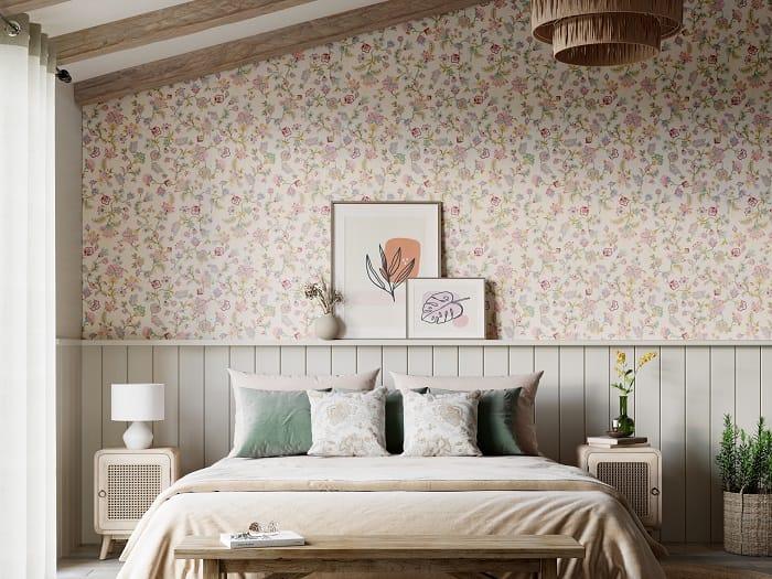 Dormitorio con una pared con papel pintado vinilo de flores