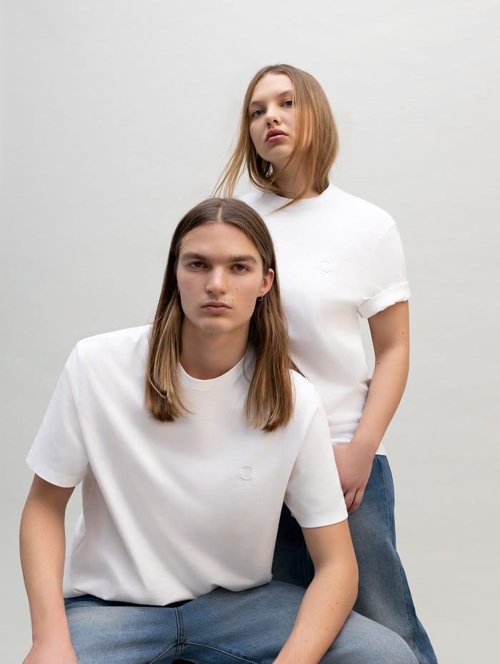 Dos modelos con camiseta blanca de ikks