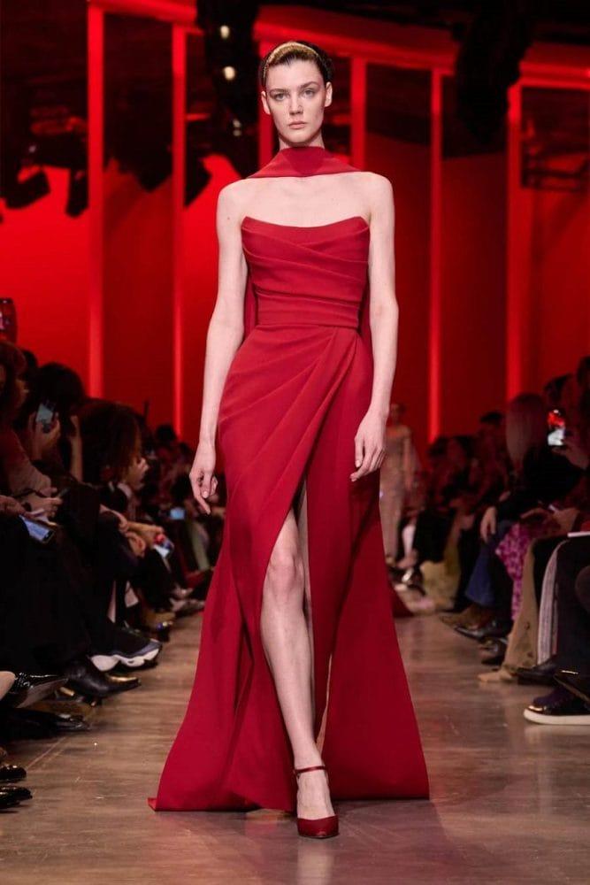 Modelo con un vestido y zapatos rojos