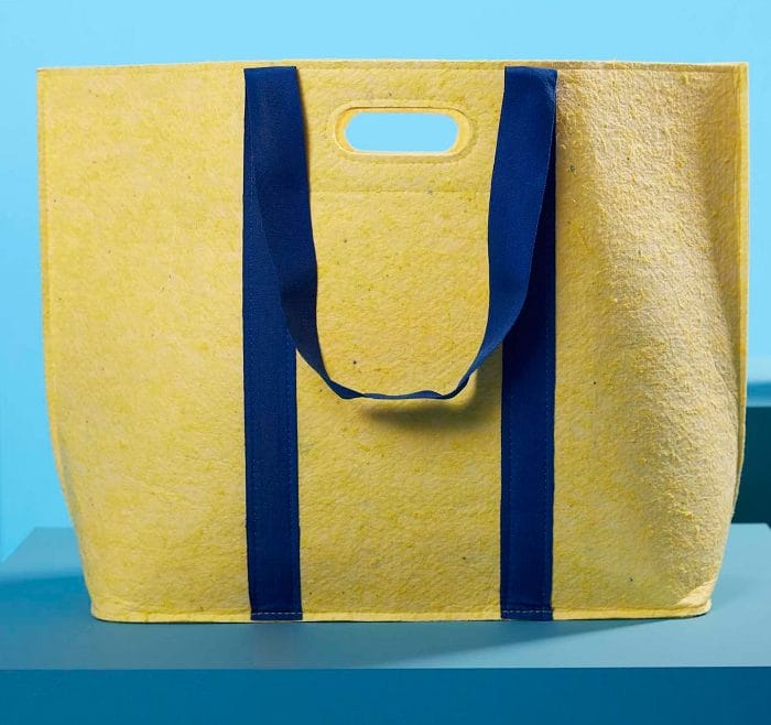 Bolso de ikea amarillo y azul hecho de materiales reciclados