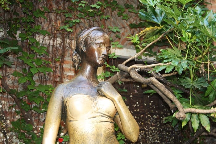Estatua de una mujer, Julieta en Verona