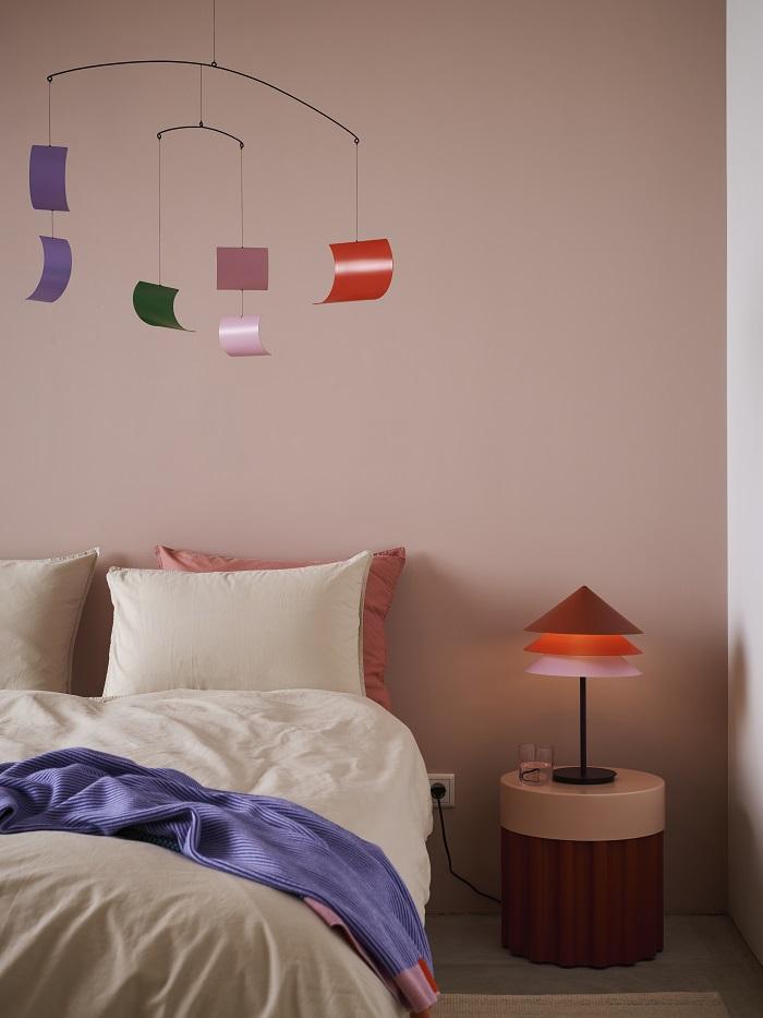 Dormitorio con lámpara de la nueva colección Ikea Tesammans