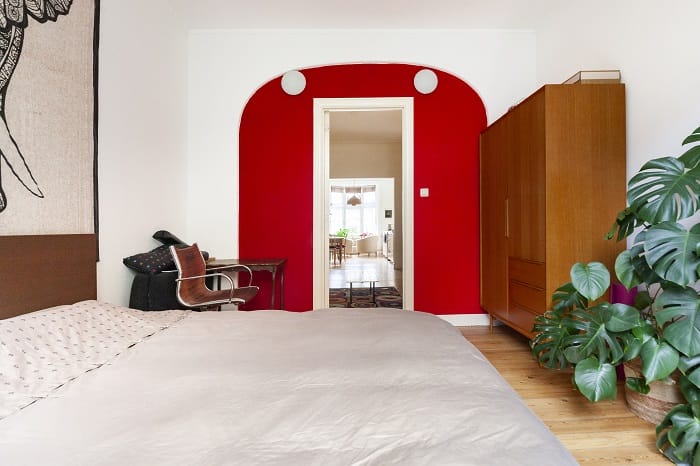 Habitación con pared roja y blanca