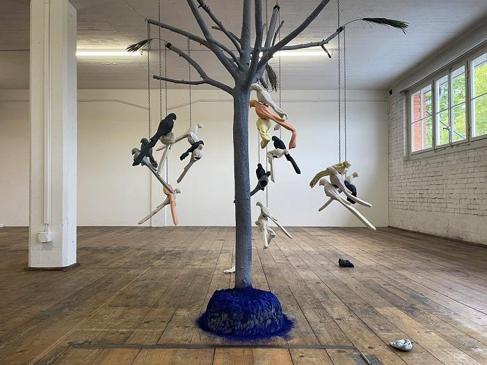 Árbol con pájaros de papel de la exposición de arte en Madrid de Filippo Contemporary