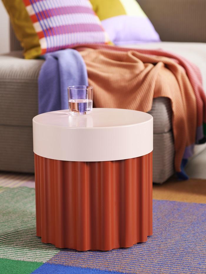 Mesa tipo puf de Ikea con vaso de agua encima