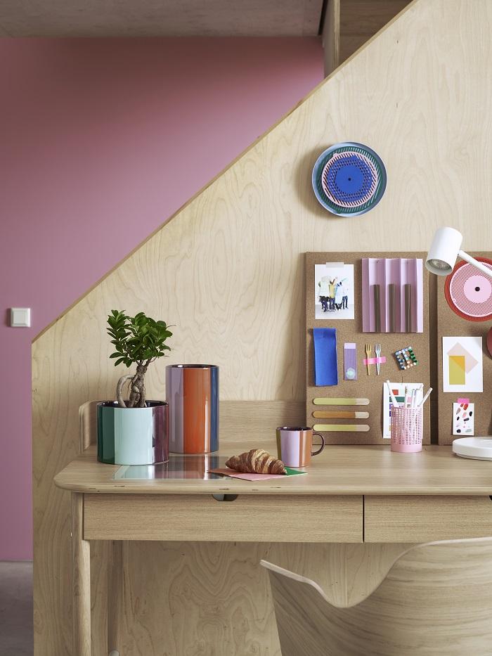 Reloj moderno y colorido de Ikea en pared encima de un escritorio