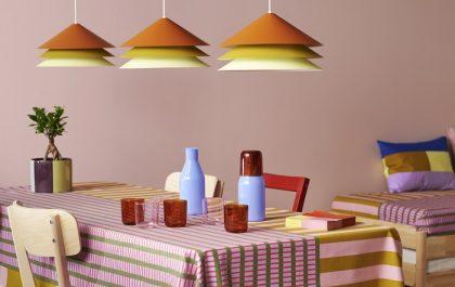 Mesa de comedor con artículos de Ikea llenos de color