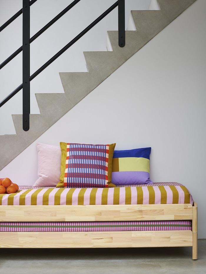 Ropa textil con cojines de Ikea llenos de colores vibrantes