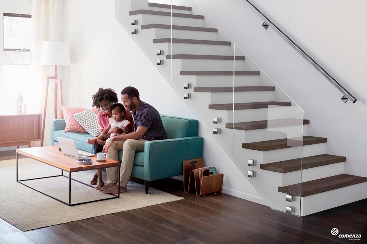 familia en su chalet de diseño con escaleras