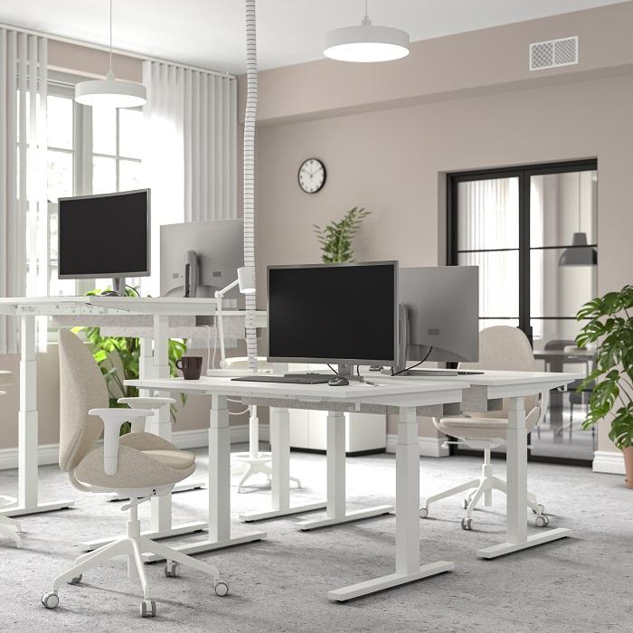 Mesa de oficina con pantalla y silla ergonómica de Ikea