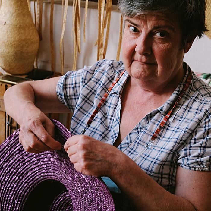 Mujer haciendo un sombrero artesanal