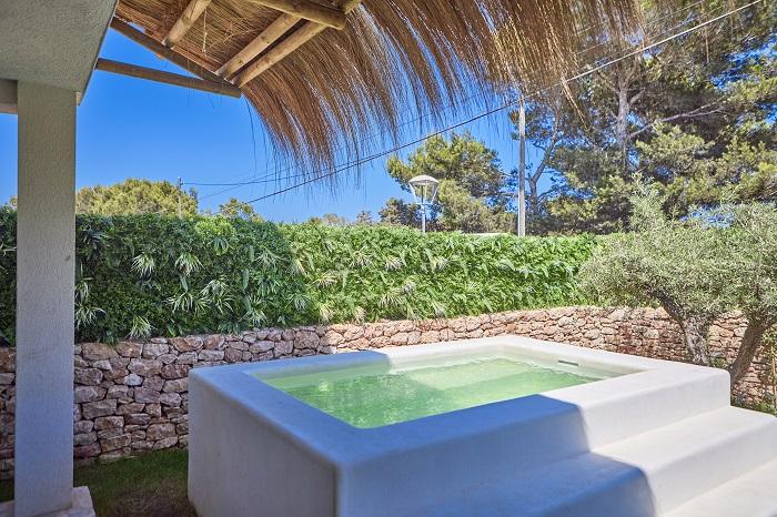 Pequeña piscina de Mar Suites Hotel en Formentera