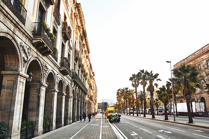 calle de barcelona con arcos y palmeras