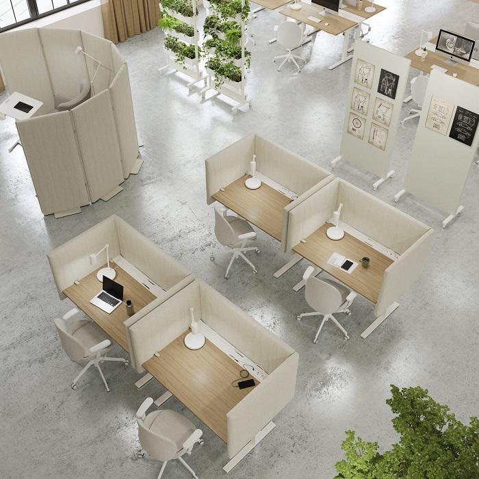 Vista de una oficina desde arriba donde se ven escritorio y sillas ergonómicas de Ikea