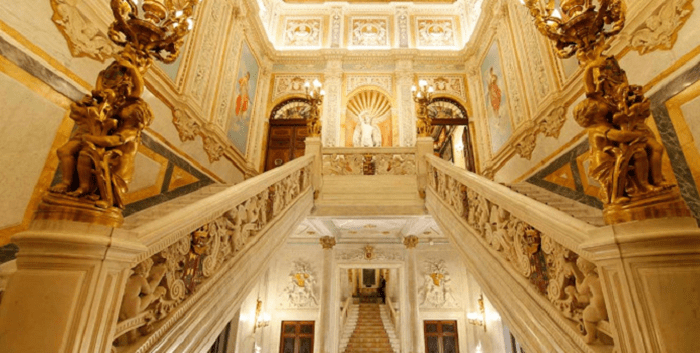 Escalera entrada del Palacio de Santoña