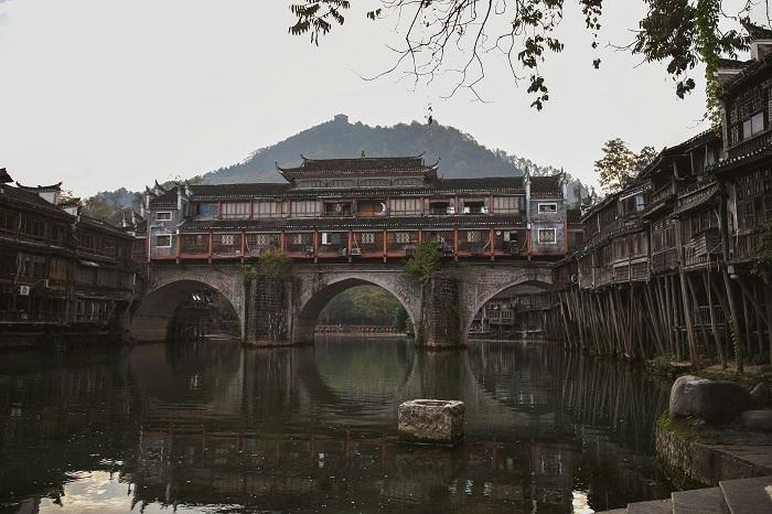 Vista de un templo chino con el río tuojiang