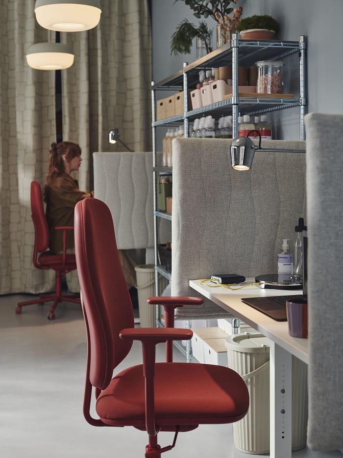 Oficina con una silla roja de Ikea ergonómica
