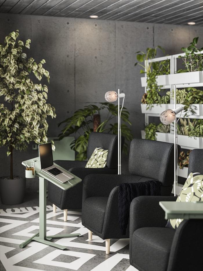 Sillones de Ikea ergonómicos de una oficina con vegetación de decoración