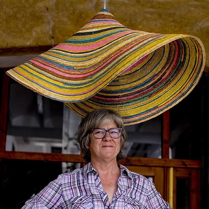 Mujer con un sombrero artesanal encima de la cabeza