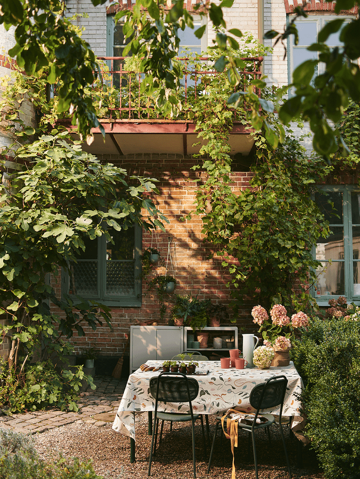 Terraza exterior con mesa y sillas Ikea