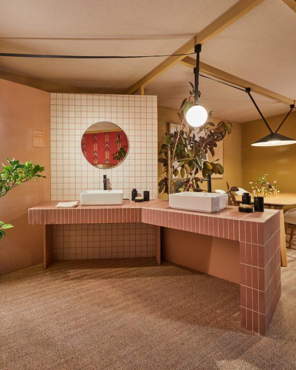 baño con cerámica rosa y blanco en exposición de appartamento spagnolo WOW