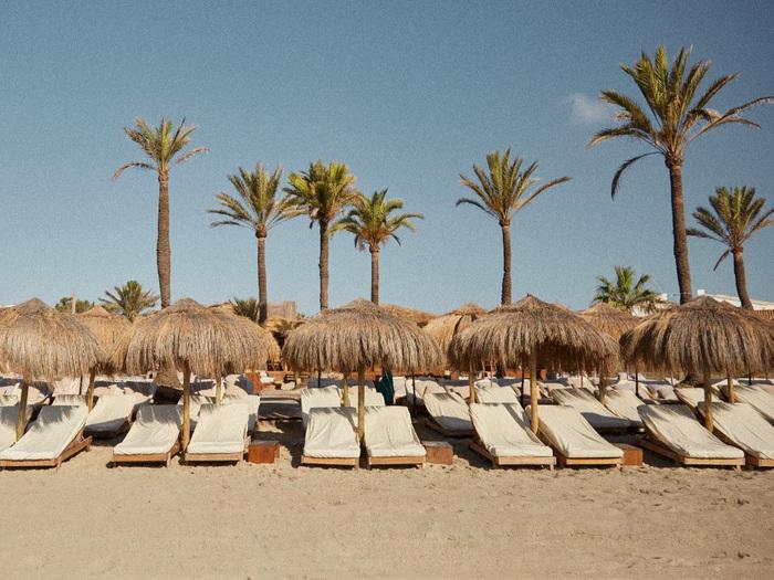 orilla de playa con zonas de descansa en el club de playa Beachouse en el sur de Ibiza 