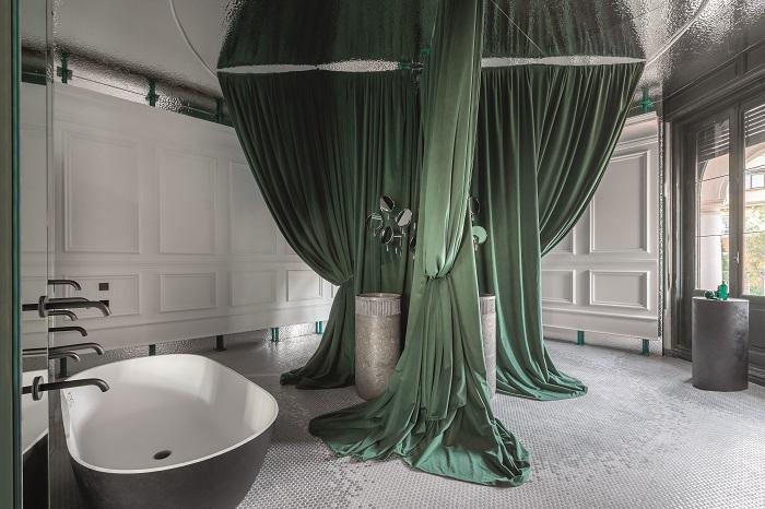 Espacio de Casa Decor de baño con bañera y cortinas verdes