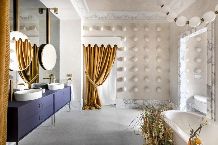 Diseño de un cuarto de baño con bañera y lavabos en azul