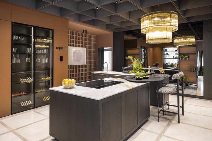 Espacio de interiorismo en Casa Decor 2024 con una cocina de diseño con isla