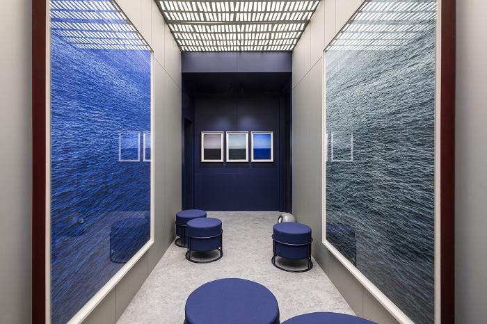 Interior de una sala de exposiciones de Casa Decor 2024 en colores azules y puffs