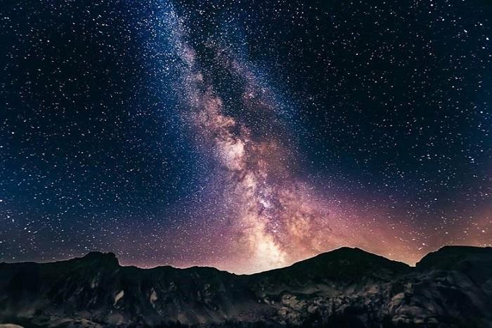 Cielo de noche lleno de estrellas y fenómenos astronómicos
