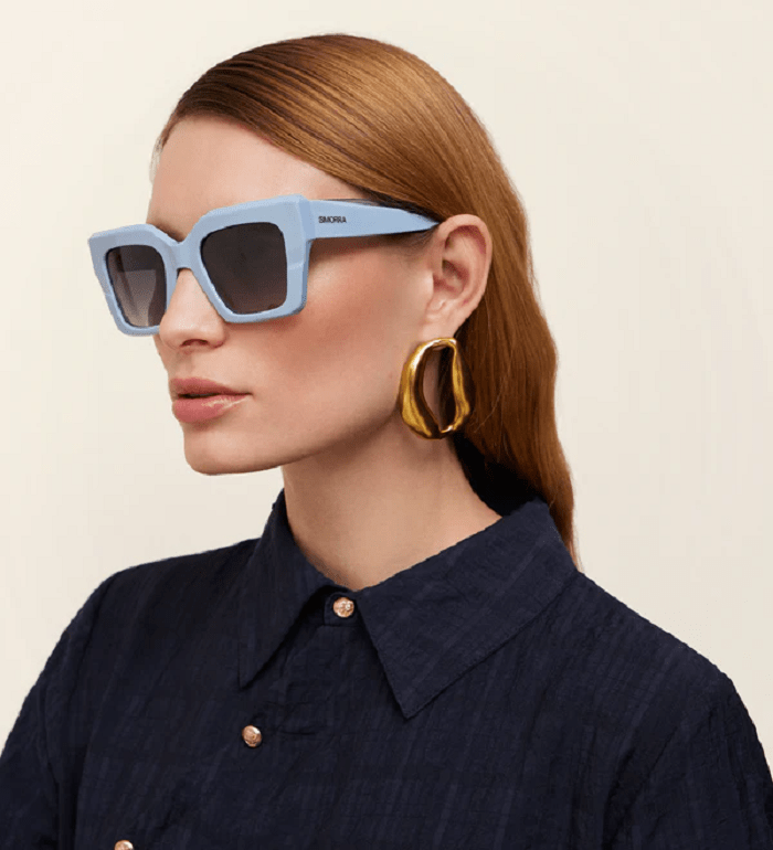 Modelo llevando unas gafas de sol azules de Somorra