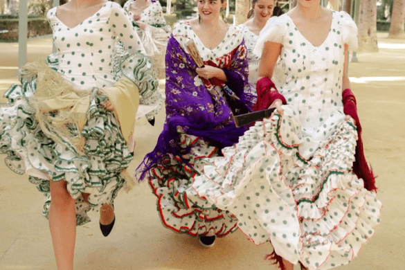grupo de chicas corriendo vestidas de flamenco