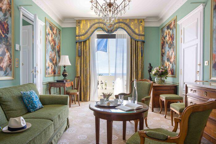 Habitación suite con tonos verdes en Le Negresco en Niza Francia